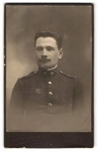 Fotografie Timár Imre, Szabadka, Kossuth u. 20, Soldat in Uniform mit jeweils einem Stern an beiden Kragenseiten