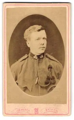 Fotografie Jos. March, Brixen, Kreuzgasse 130, K. u. k. Soldat in Uniform mit 3 Sternen am Kragen und Schützenschnur