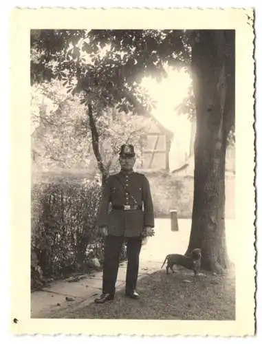 2 Fotografien Polizei / Polizist in Uniform mit Tschako nebst Diensthund Dackel