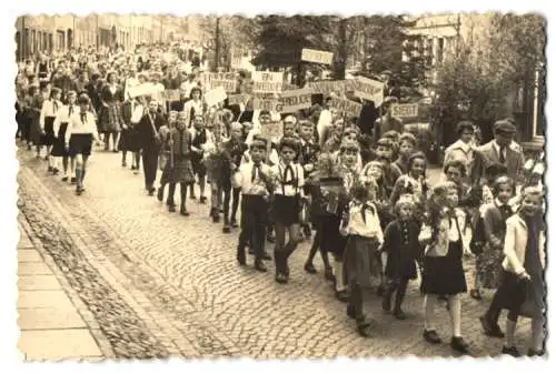 2 Fotografien DDR - Jungpioniere marschieren am 1.Mai 1958