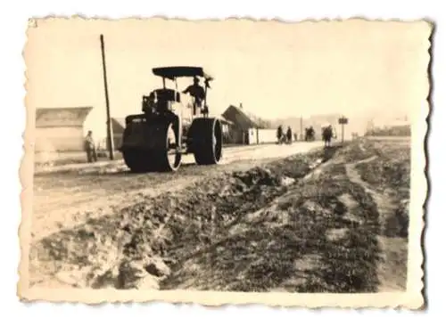 2 Fotografien Strassenwaze / Dampfwalze Barford & Perkins, planiert Strasse, Baumaschine & Baustelle, Bauarbeiter