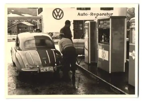 4 Fotografien Auto DKW, PKW an BV-Tankstelle vor einer Volkswagen-Reparatur-Werkstatt