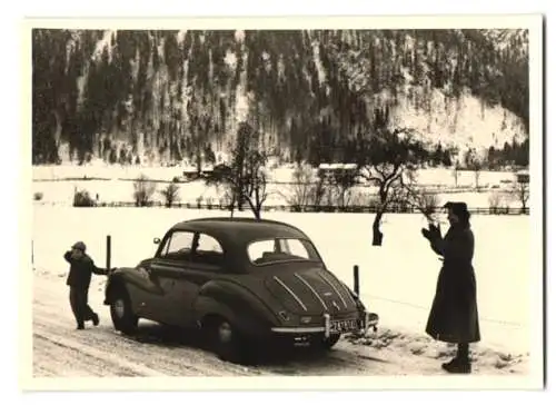 4 Fotografien Auto DKW, PKW an BV-Tankstelle vor einer Volkswagen-Reparatur-Werkstatt