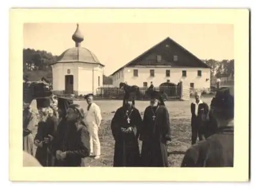 8 Fotografien unbekannter Fotograf, Ansicht Walaam / Karelien, Kloster, Klosterkirche, Kapelle, Orthodoxe Geistliche u.a