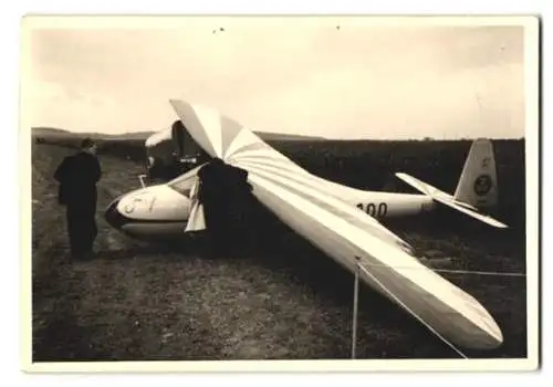 2 Fotografien Segelflug, Segelflugzeug mit Transportanhänger & Zugfahrzeug Volkswagen VW Käfer