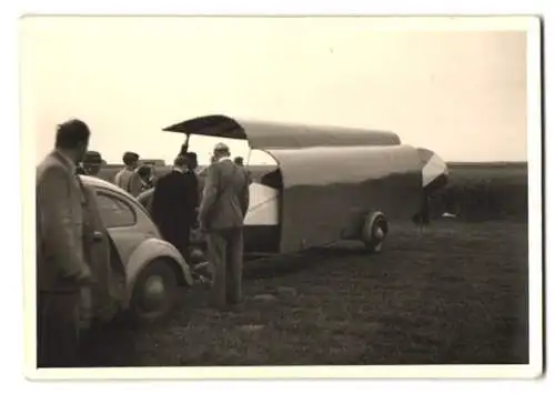 2 Fotografien Segelflug, Segelflugzeug mit Transportanhänger & Zugfahrzeug Volkswagen VW Käfer