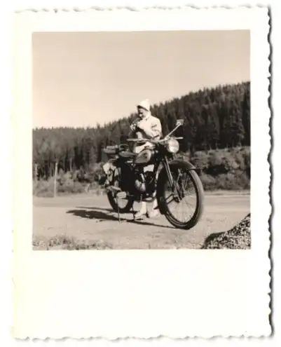 4 Fotografien Albert Widmaier, Neustadt bei Coburg, Motorrad NSU, Paar während einer Ausfahrt 1955