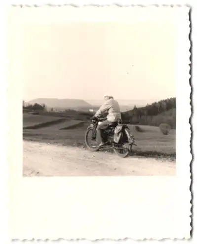 4 Fotografien Albert Widmaier, Neustadt bei Coburg, Motorrad NSU, Paar während einer Ausfahrt 1955