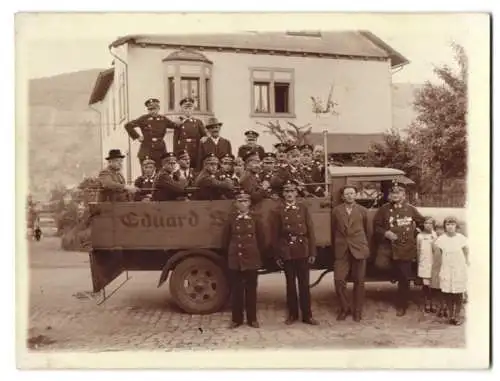 4 Fotografien Ansicht Lengfurt, Rot Kreuz Sanitäter in Uniform nebst Kutsche, mit Orden, Ordenspange