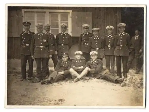 4 Fotografien Ansicht Lengfurt, Rot Kreuz Sanitäter in Uniform nebst Kutsche, mit Orden, Ordenspange