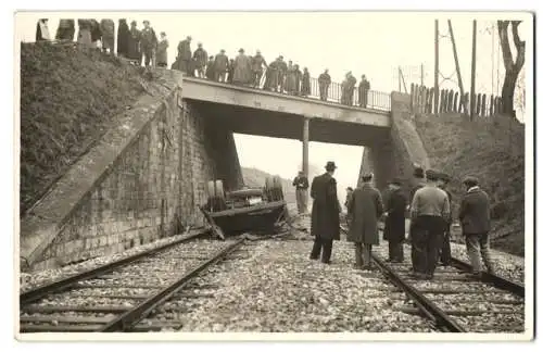 3 Fotografien LKW Unfall, französischer LKW liegt nach Sturz von der Brücke auf Eisenbahgleisen