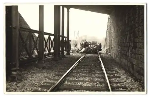 3 Fotografien LKW Unfall, französischer LKW liegt nach Sturz von der Brücke auf Eisenbahgleisen