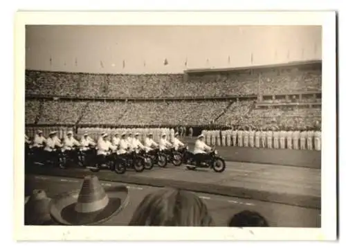 Fotografie Ansicht Berlin, Eröffnungsfeier im Olympiastadion mit Motorrad Parade, Blaskapelle