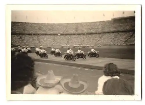 Fotografie Ansicht Berlin, Eröffnungsfeier im Olympiastadion mit Motorrad Parade, Blaskapelle