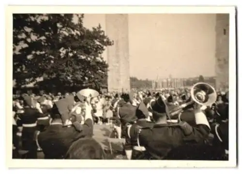 Fotografie Ansicht Berlin, Eröffnungsfeier im Olympiastadion mit Motorrad Parade, Blaskapelle
