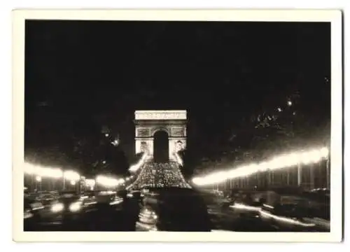 4 Fotografien Ansicht Paris, Eifelturm bei Nacht, Blick zum Arc de Triomphe de l`Étoile im Nachtverkehr