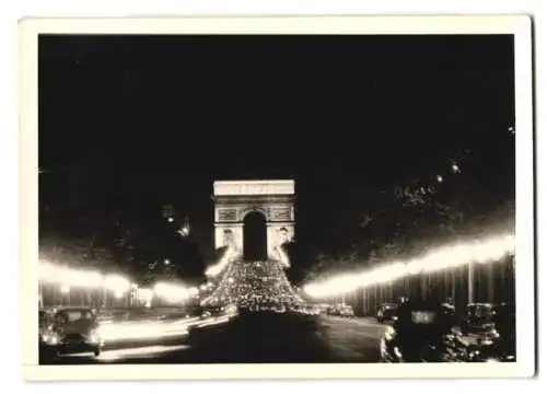 4 Fotografien Ansicht Paris, Eifelturm bei Nacht, Blick zum Arc de Triomphe de l`Étoile im Nachtverkehr