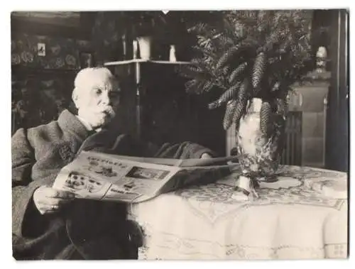 Fotografie Grossvater liest seine Sonntagszeitung