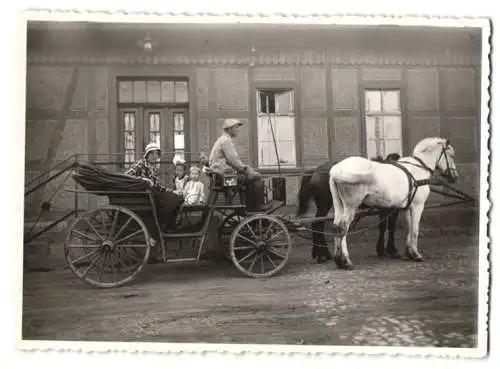 Fotografie Pferdefuhrwerk - Pferdekutsche, Kutscher mit Fahrgästen am Bahnhof Benterode