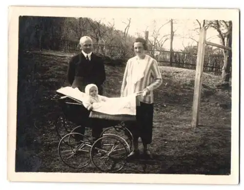 Fotografie Mutterglück, stolze Eltern mit Baby im Kinderwagen