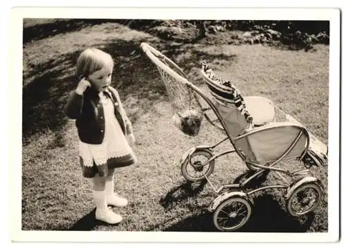 Fotografie kleines Mädchen neben Kinderwagen, Baby Buggy