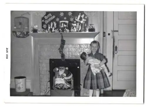 Fotografie Weihnachten 1958, Mädchen mit Puppe am Weihnachtsabend