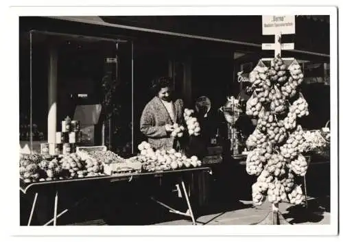 Fotografie Lebensmittelgeschäft, Hausfrau wählt die besten Früchte aus