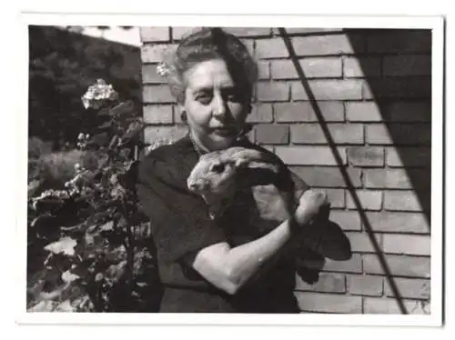 Fotografie Fischer, Berlin, betagte Dame mit Kaninchen im Arm