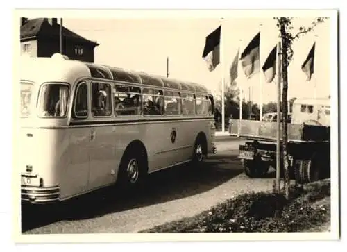 Fotografie Bus Kässbohrer Setra, Reisebus vor Platz mit Deutschen Fahnen