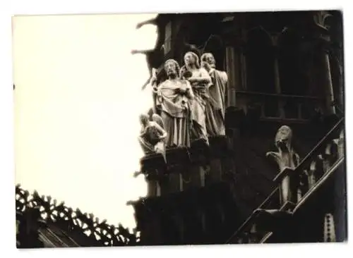 Fotografie unbekannter Fotograf, Ansicht Paris, Statuen-Gruppe der Kathedrale Notre Dame