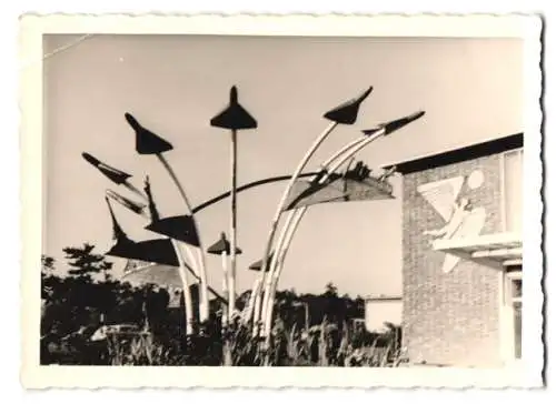 Fotografie Günter Eltville, Flughafen Frankfurt / Main, Denkmal vor dem Flughafen-Hauptgebäude