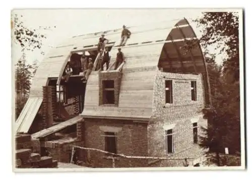 Fotografie Zimmerleute beim Neubau eines Daches, Dachdecker