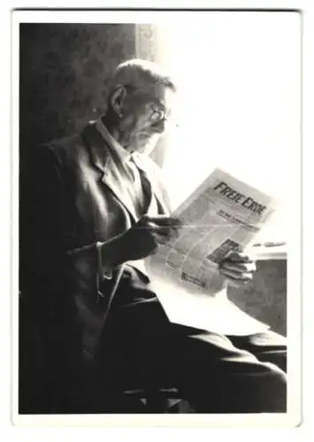 Fotografie Grossvater liest Zeitung Freie Erde am Wohnzimmerfenster