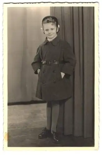 Fotografie Grete Walter, Berlin-Pankow, Mädchen im Mantel mit Haube