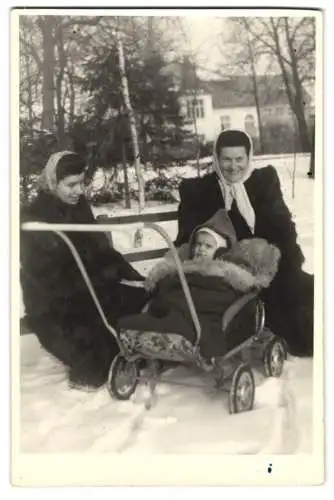 Fotografie Mutterglück, glückliche Mutter mit Baby im Kinderwagen, Winter