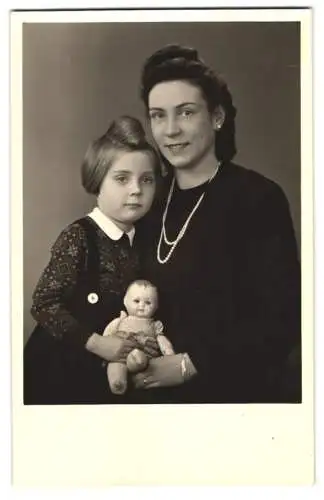 Fotografie Fritz Wahl, Berlin, Mutterglück, Mutter nebst Tochter mit Puppe im Foto-Atelier