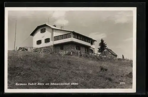 AK Hermann-Rudolf-Hütte am Schwarzwaldeck, Aussenansicht den Hang hinauf