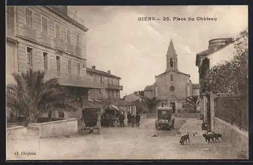 AK Giens, Place du Château avec église et calèches