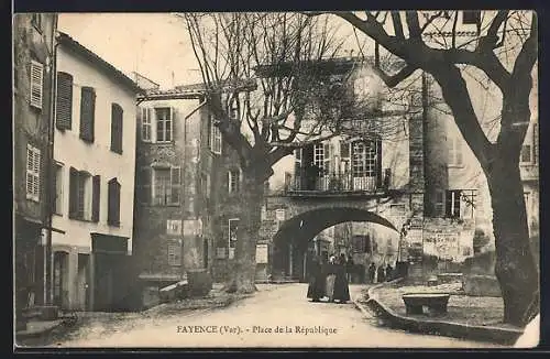 AK Fayence, Place de la République avec arbres et bâtiments historiques