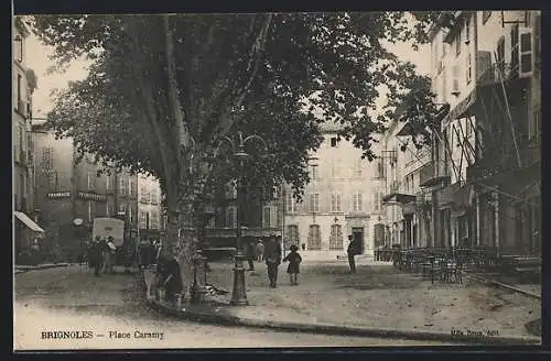 AK Brignoles, Place Caramy avec arbres et bâtiments adjacents