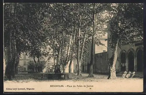 AK Brignoles, Place du Palais de Justice avec fontaine et arbres majestueux