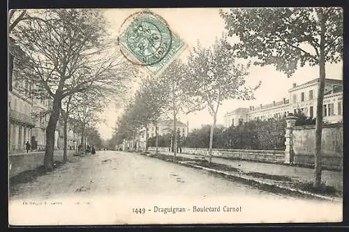 AK Draguignan, Boulevard Carnot avec arbres et bâtiments adjacents