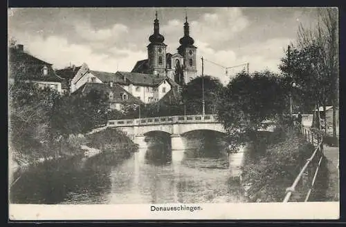 AK Donaueschingen, Ortspartie mit Brücke und Kirche