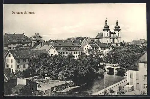 AK Donaueschingen, Blick von der kleonen Brücke zur Kirche