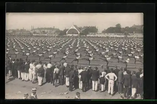 AK Leipzig, Turnübungen der Sportler beim 1. Deutschen Arbeiter-Turn und Sportfest 1922