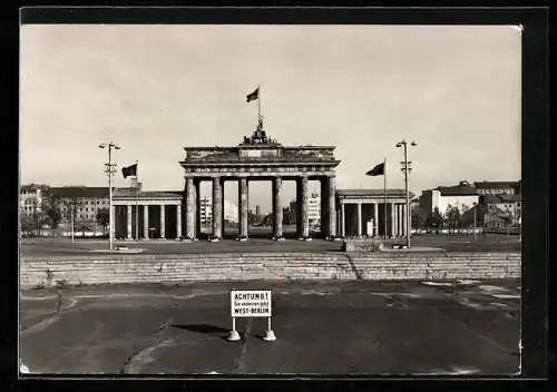 AK Berlin, Sperrmauer am Brandenburger Tor, Grenze