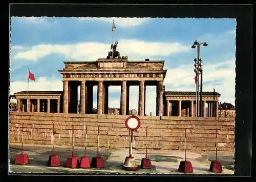 AK Berlin, Blick auf das Brandenburger Tor mit Mauer nach dem 13. August 1961