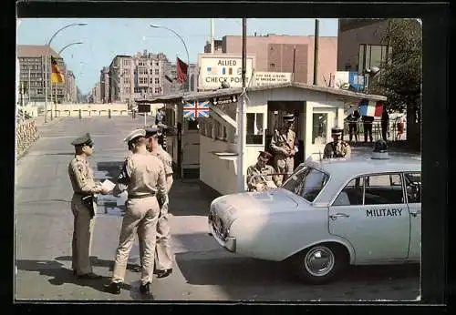 AK Berlin, Checkpoint Charlie in der Friedrichstrasse, Grenzübergang, amerikanische und französische Soldaten