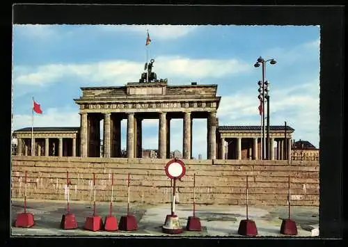 AK Berlin, Blick auf das Brandenburger Tor mit Mauer nach dem 13. August 1961