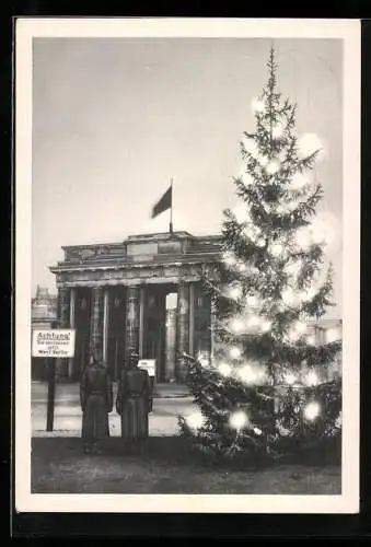 AK Berlin, Grenze am Brandenburger Tor mit Weihnachtsbaum